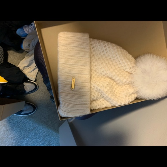 Burberry women’s beanie - Picture 1 of 3